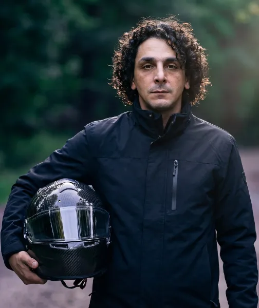 Konrad Wiśniewski z kaskiem